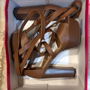 Shoe Dazzle Brown Platform Sandals with Strappy Design